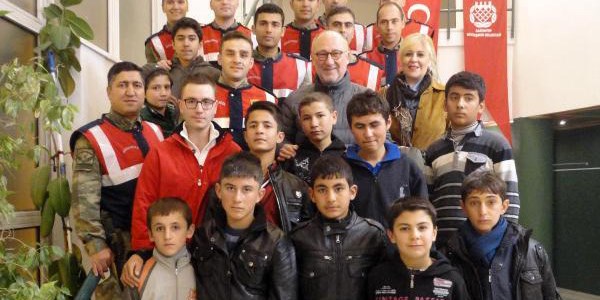 Jandarma, 11 öğrenciyi tiyatroyla tanıştırdı