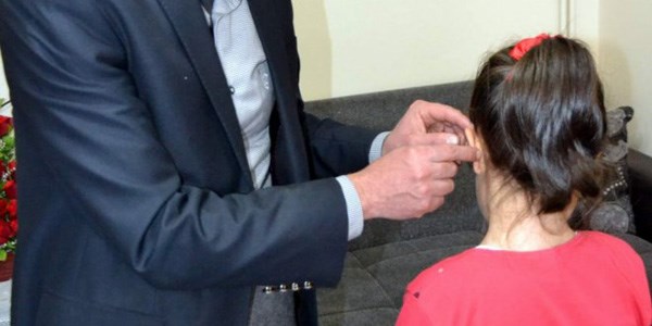 Öğretmeni, kulağını az daha koparıyordu