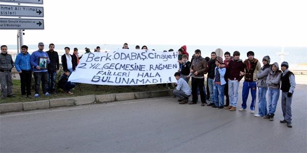 18 ay önce ölen arkadaşları için eylem yaptılar