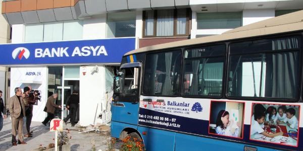 Minibüs banka şubesine çarptı, 1'i ağır 4 yolcu yaralı