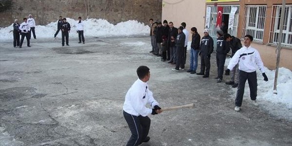 Hakkarili ��renciler 'Holane' oynuyor