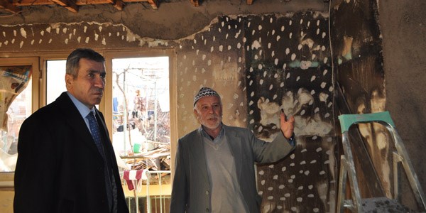 Demirci'de evleri yanan aileye kaymakam s�z�