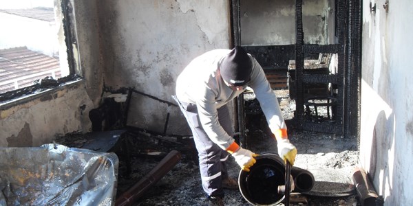 zmit Belediyesi yanan evi temizledi