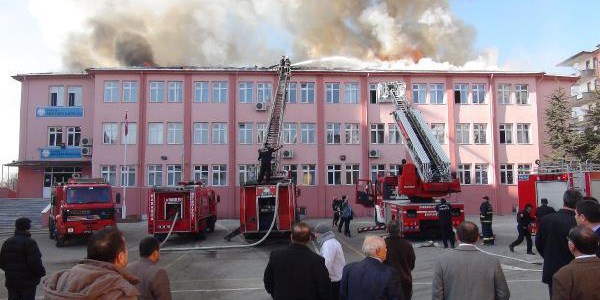 Okulun �at�s�n�n yan���n� a�layarak izlediler/ Video