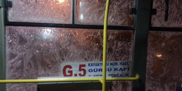 Otob�s�n camlar� buz tutunca yolcular inecekleri duraklar� �a��rd�