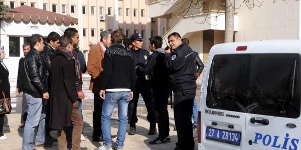 �ki ��renci grubu aras�nda kavga: 2 yaral�