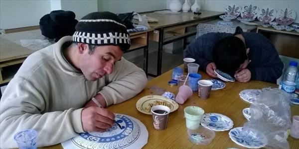 Sorgun'da engelliler zamanlarını çini yaparak değerlendiriyor