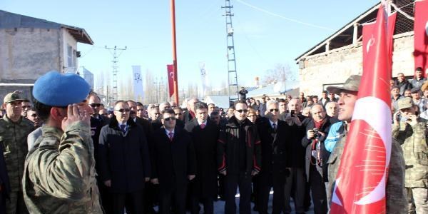 99 yıl öncesi canlandırıldı: Minarede sancak dalgalandı, mehmetçik ezan okudu