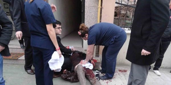 Sokak ortasında annesini bıçaklayan 15 yaşındaki gence 11 yıl hapis