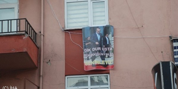 Başbakan Erdoğan'a destek için evinin duvarına afiş astı