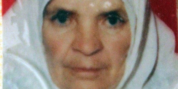 Yanan evini söndürmek isterken alevlerin arasında kalan yaşlı kadın öldü
