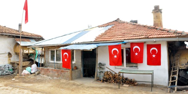 Uşak şehidine son görevini yaptı