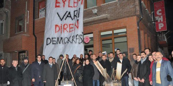 CHP önüne darağacı kurdular