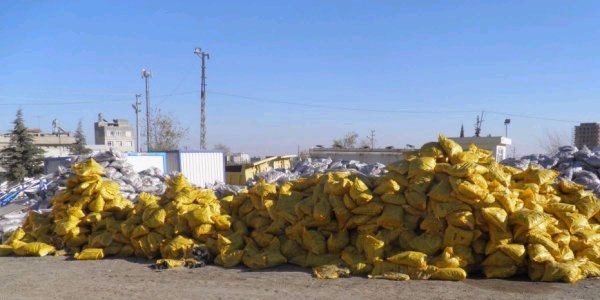 Polisten Suriyelilere k�m�r yard�m�