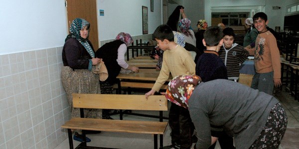 Kadınlar sildi erkekler süpürdü çocuklar taşıdı