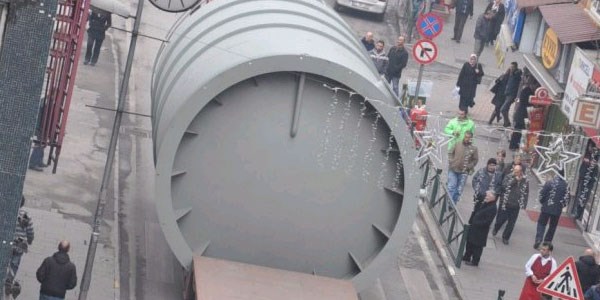 Devasa tank Mecburiyet Caddesi'nden zor geçti