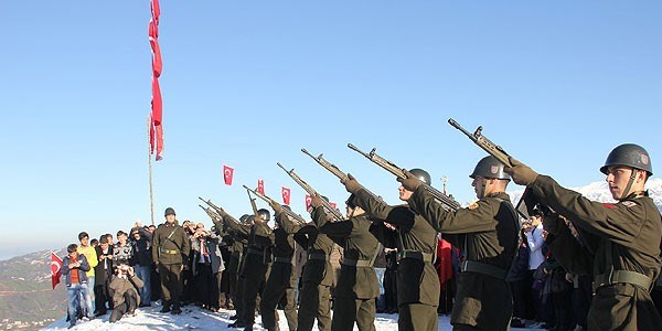 Sar�kam�� �ehitlerini an�l�yor/Video