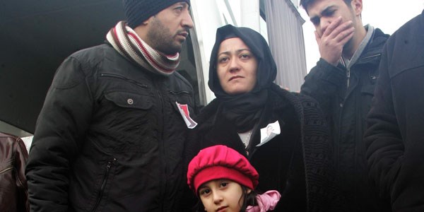 �ehit e�ini k�z�yla birlikte el sallayarak son yolculu�una u�urlad�