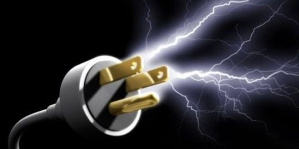 Elektrik teknisyeni ak�ma kap�ld�