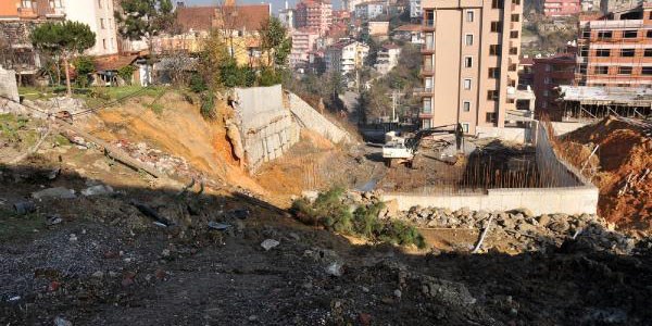Apartman in�aat�nda olu�an heyelan evsiz b�rakt�