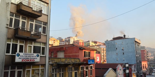 Zonguldakl� kendi evinden ��kan duman� soluyor