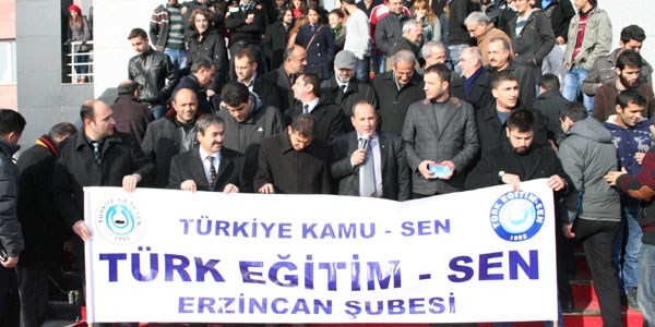 Akademisyenlerden halayl� maa� protestosu