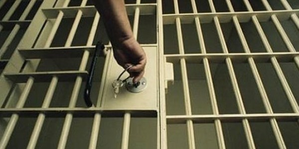 H�k�ml�, infaz koruma memurunun �zerine kaynar su d�kt�