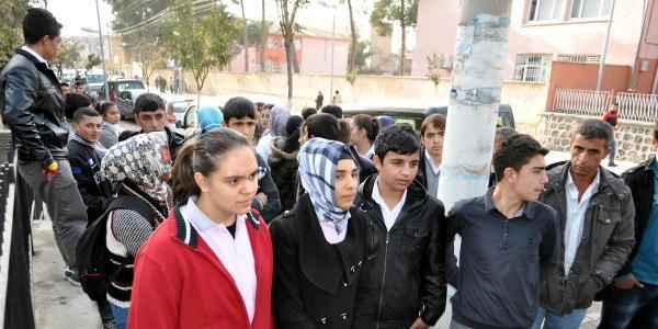 M�d�r yard�mc�s� tacizden tutukland�, ��reciler eylem yapt�