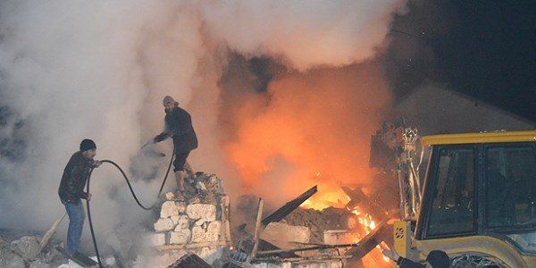 Yang�na giden itfaiye arac�n�n suyu dondu