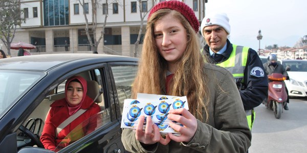 Amasya'da polisle öğrenciler sürücülere nazarlık dağıttı