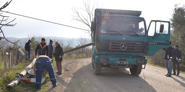 Kamyon direği devirdi, İznik elektriksiz ve telefonsuz kaldı