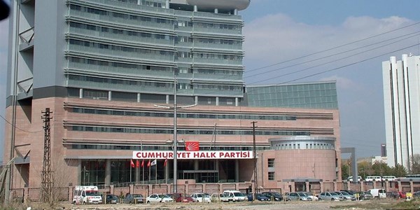 Kızgın CHP'liler Genel Merkezi bastı