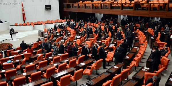 Üç dönem tartışması yeniden başladı
