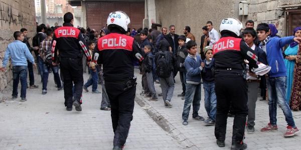 Liselilerin kavgasını polis engelledi