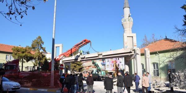 Görüntüyü bozan üstgeçit yıkıldı