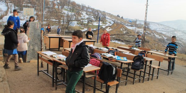 Tavanı su damlatan okulun öğrencileri karda ders yaptı