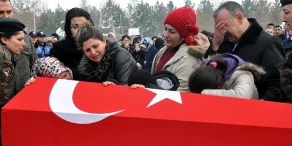 Polis kendi tabancasından çıkan kurşunla öldü