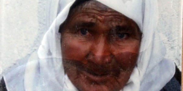 Şömineye düşen yaşlı kadın yanarak öldü