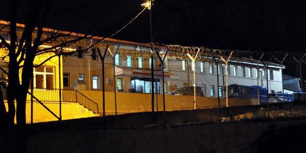 Pozantı Cezaevi'nde sevk isteyen mahkumlar yangın çıkardı