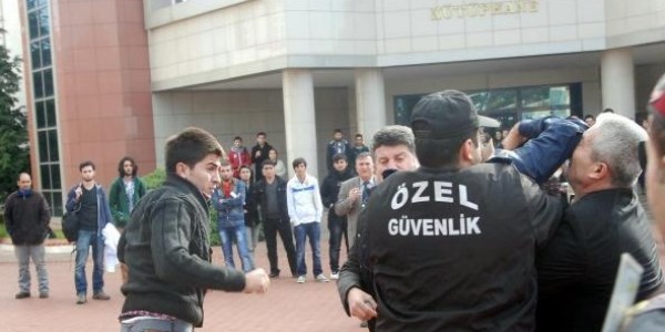 Karşıt görüşlü öğrenciler arasında arbede