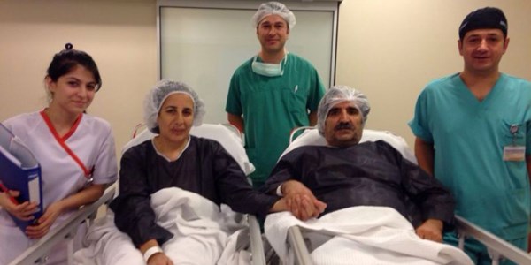 33 y�l ayn� yast��a ba� koydular, ayn� anda ameliyat oldular