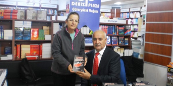 39 yıl önce savaştığı topraklarda bu kez kitabını imzaladı