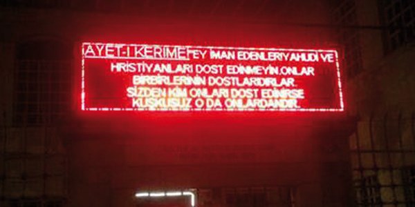 Camide tabela tartışmaya yol açtı!