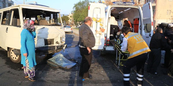 Milas'ta iki minibüs çarpıştı: 13 yaralı
