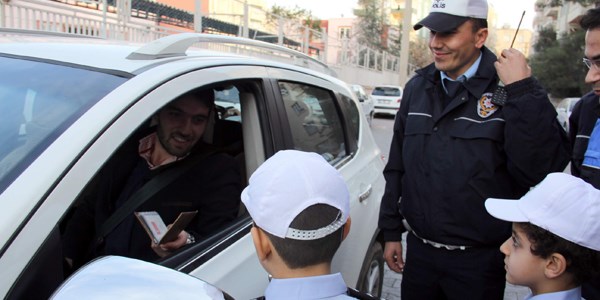 Küçük öğrenciler, emniyet kemeri denetlemesi yaptı