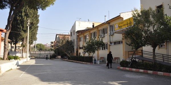 Vatanda��n �ikayeti okul bah�esini trafi�e a��yor!