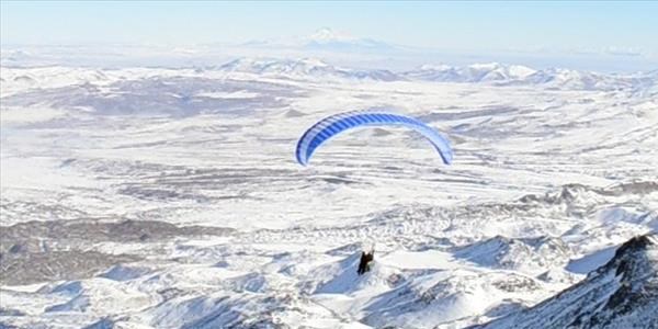 Paraşütçülerden gökyüzünde dans