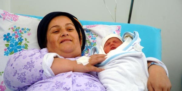 140 kiloluk kadın hayatını riske atıp anne oldu