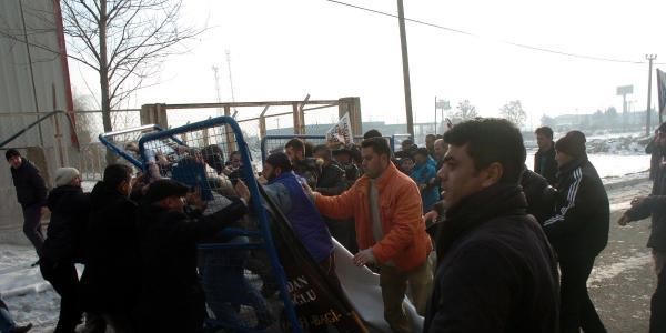 Polise saldırıp, beddua ettiler