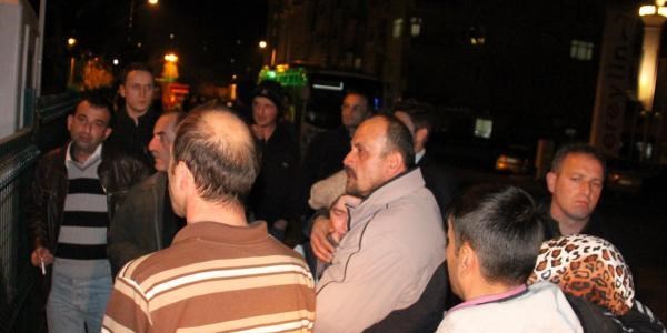 Seyir halindeki halk midibüsüne taş ve bira şişeleriyle saldırı